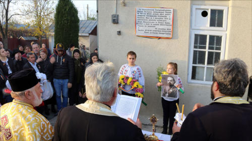 Locuitorii din satul Podoleni, comuna Barcea, știu să-și omagieze eroii-5